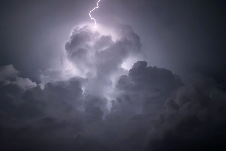 Alerta meteorológica: Guayaquil enfrenta nuevas tormentas eléctricas tras suspender clases nocturnas