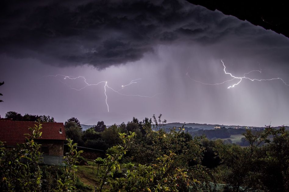 Tormenta eléctrica desvía y retrasa vuelos en el aeropuerto José Joaquín de Olmedo