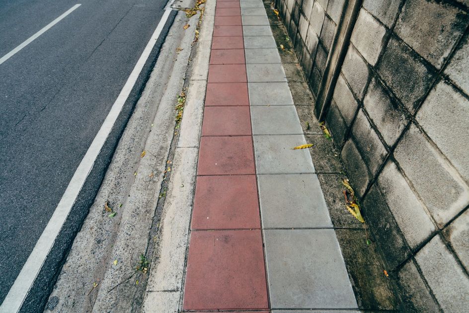 Aceras levantadas y escombros complican el tránsito peatonal en el centro de Guayaquil