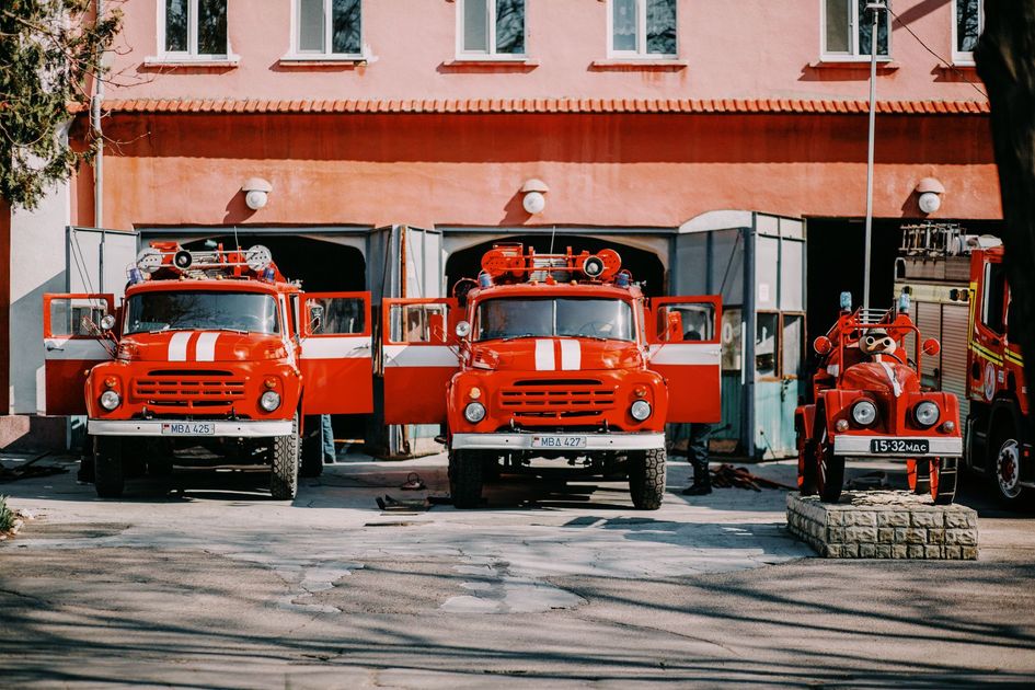 Incendio en recicladora de Colinas de la Florida dejó pérdidas totales y requirió 10 unidades de bomberos