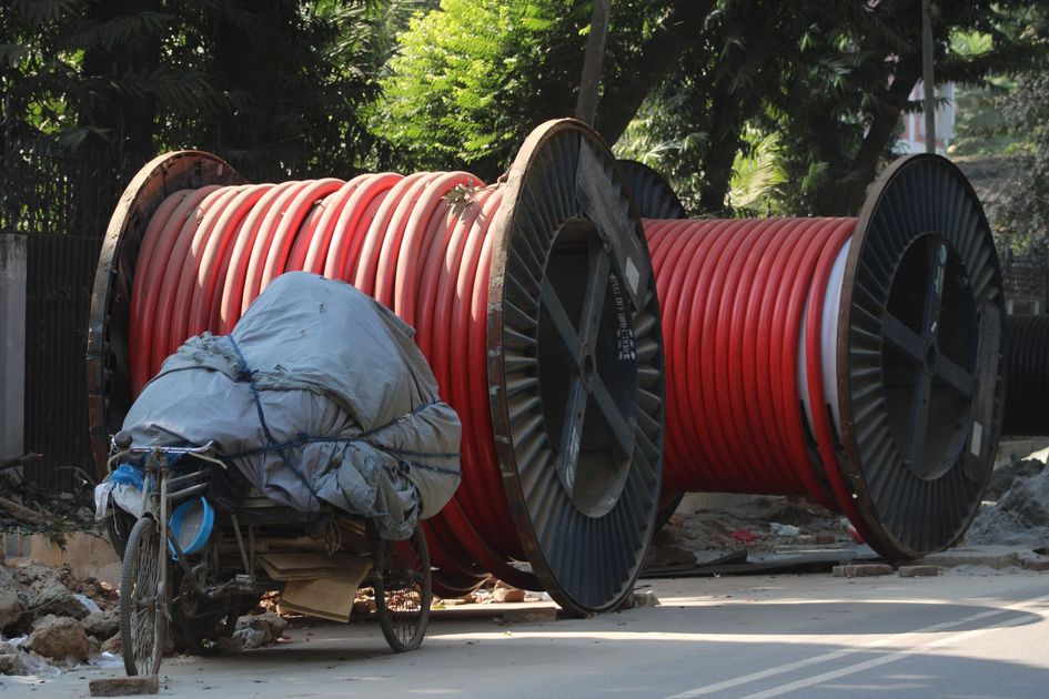 Urdesa Central inicia retiro de 60 mil metros de cables aéreos para soterramiento