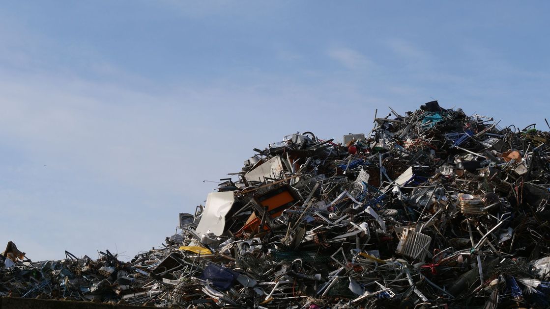 Basura tirada minutos después de limpiar Av. Casuarina: el municipio denuncia la mala disposición