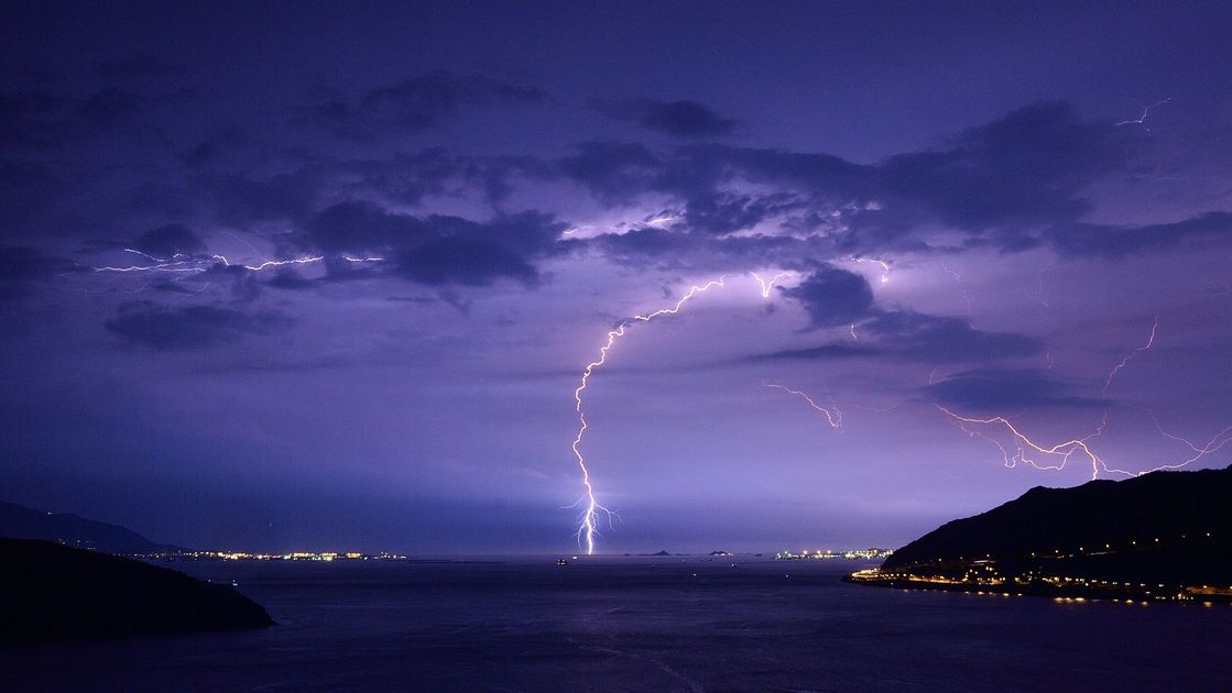Tormenta eléctrica deja más de 20 sectores de Guayaquil con fallas de energía
