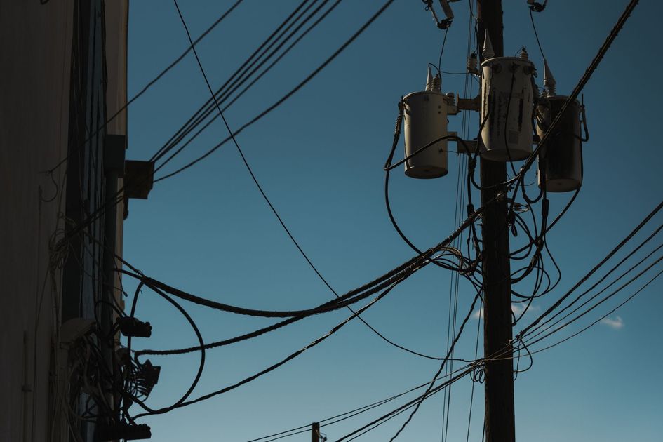 Cables eléctricos generan chispas y destellos en Juan Tanca Marengo
