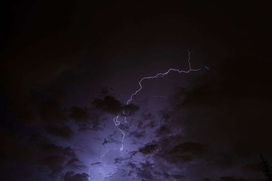 Tormenta eléctrica y aguacero intenso sacuden a Guayaquil este viernes
