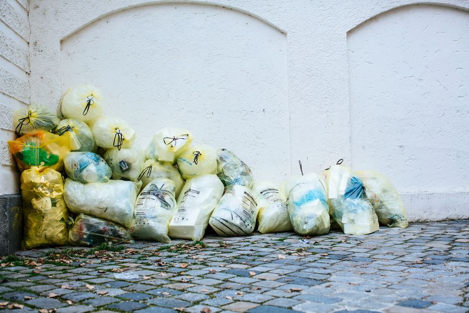 Basura arrojada en Av. de los Esteros tras el paso del recolector municipal
