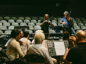 La Filarmónica de Guayaquil lleva música clásica a barrios, hospitales y CAMI