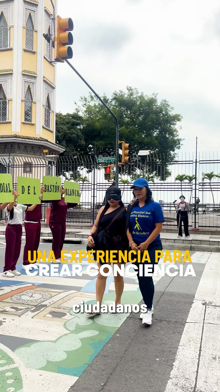 Más de 500 guayaquileños vivieron el desafío de caminar a ciegas por el Día del Bastón Blanco
