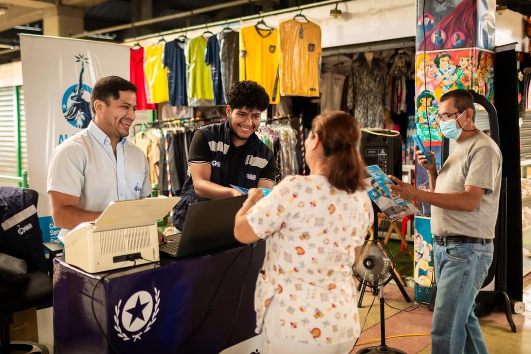Ventanilla Universal llega al Mercado Artesanal Machala para facilitar trámites