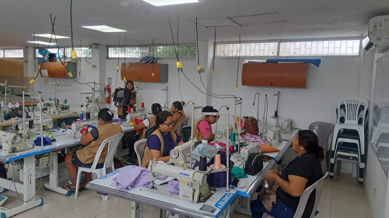 Mujeres de Posorja desarrollan habilidades en patronaje y confección con apoyo de Fundación Nobis