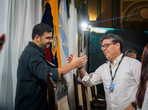 Concejo Municipal honra a víctimas del 9 de enero y premia a dos guayaquileños por su valentía