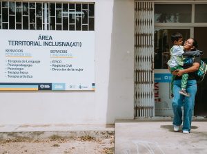 Terapias gratuitas del ATI Puerto Liza alivian la carga económica de familias con niños en Guayaquil