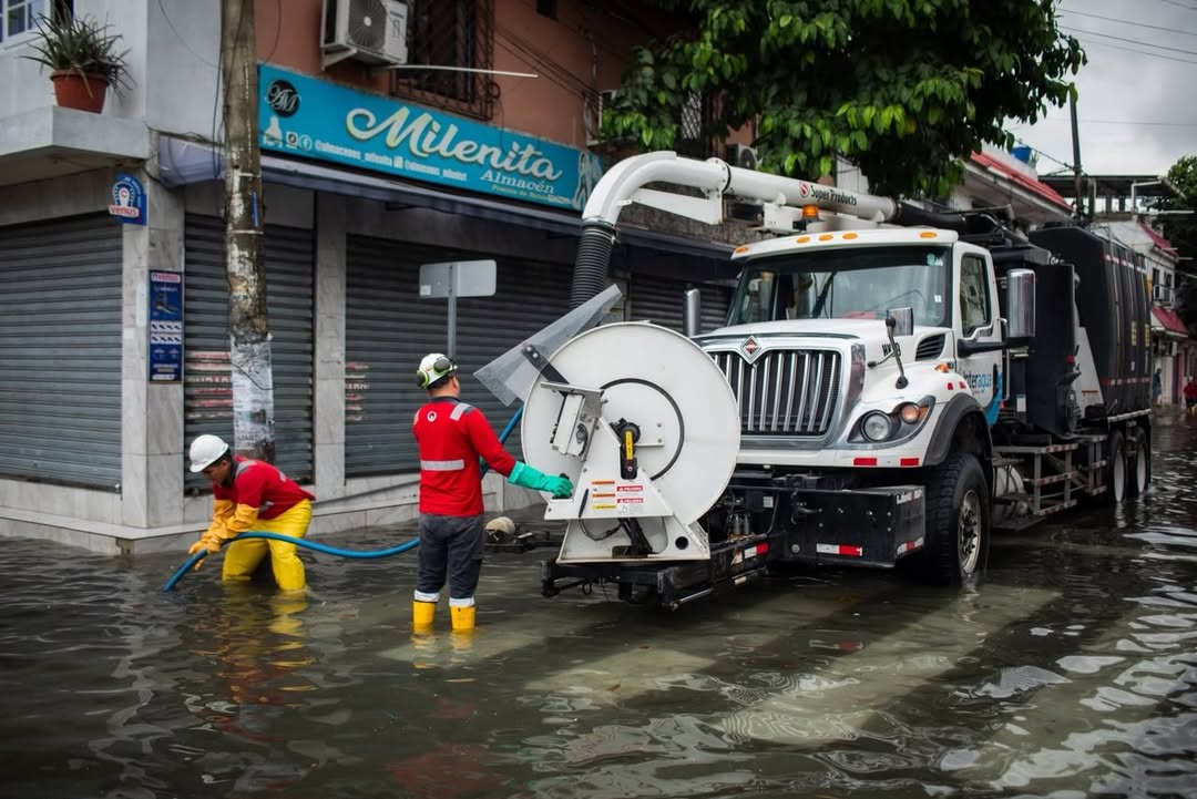 Equipos municipales y EMAPAG limpian drenajes en Sauces 6 por acumulación de agua