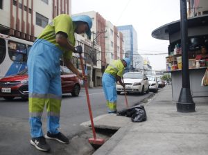 El 98% de guayaquileños mantiene su pago de basura en la factura del agua