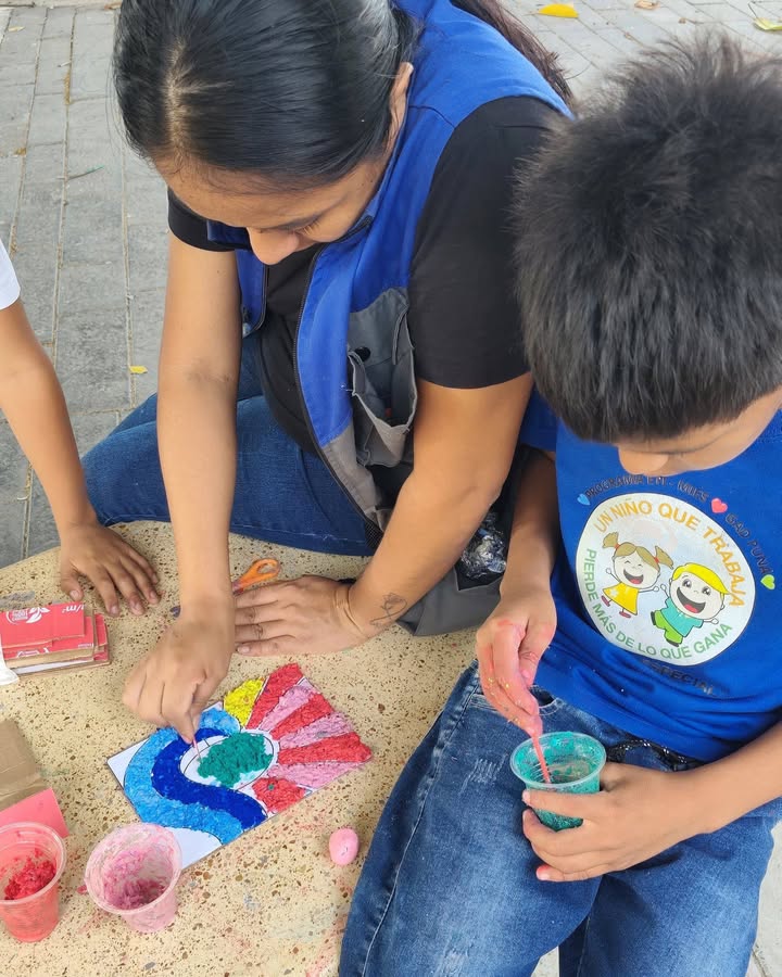 Taller de arte y pintura texturizada fortalece creatividad en niños de Puná