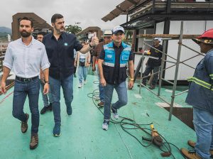 Alcaldía inaugura dos parques en Chongón e inspecciona paso peatonal en Vía a la Costa