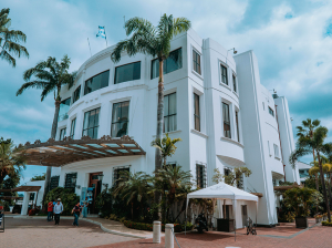 El antiguo Club de la Unión abre como Centro Cultural Olmedo en el Malecón