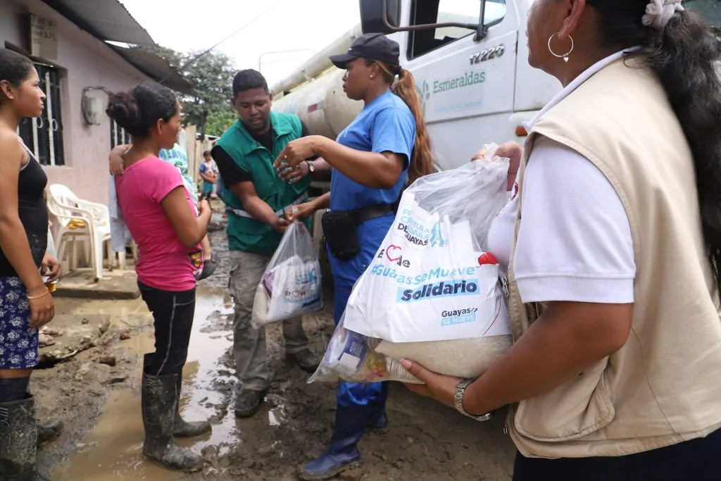 Prefectura del Guayas envía 7,5 toneladas de ayuda a Esmeraldas tras crecida del río Teaone