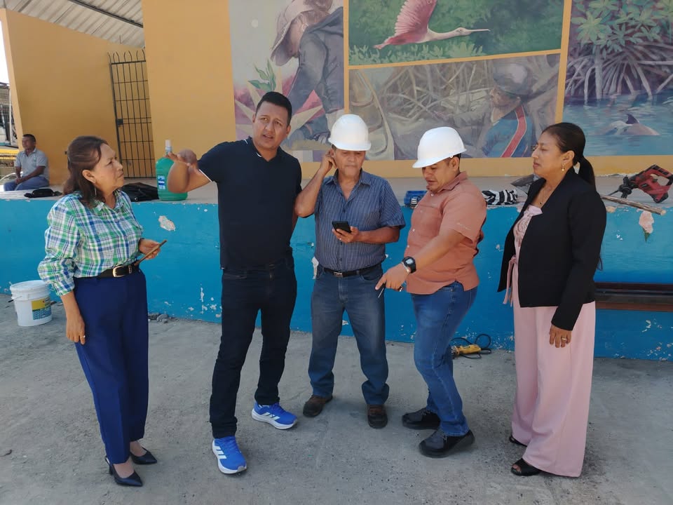 GAD El Morro inicia mantenimiento de la Plazoleta Central para garantizar seguridad y durabilidad