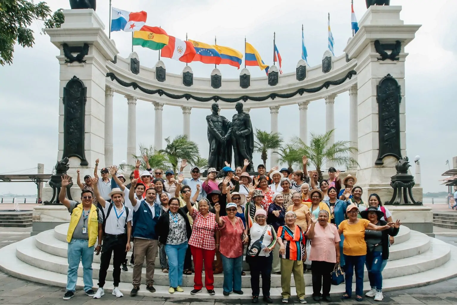 Prefectura del Guayas llevó a 40 adultos mayores de Marcelino Maridueña por Guayaquil