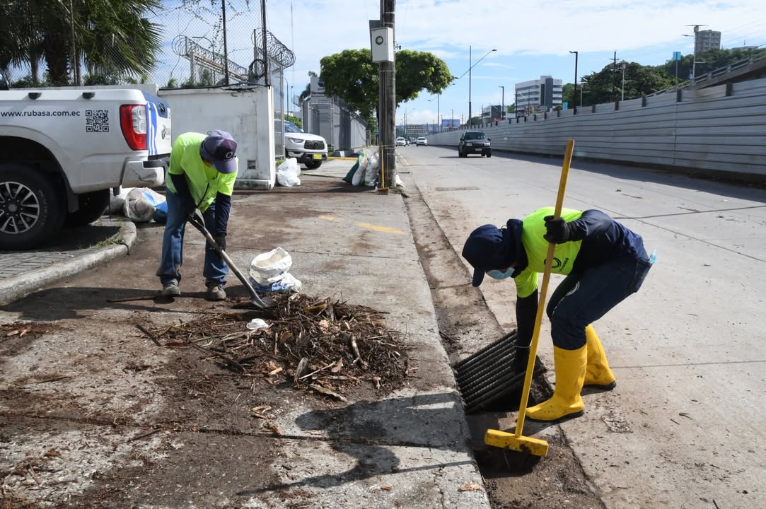 Urvaseo despeja lodo y escombros en Vía a la Costa y Los Ceibos tras las lluvias