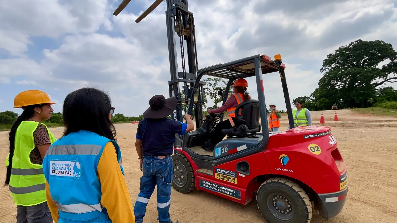 Prefectura del Guayas capacita a 60 mujeres rurales para operar maquinaria pesada