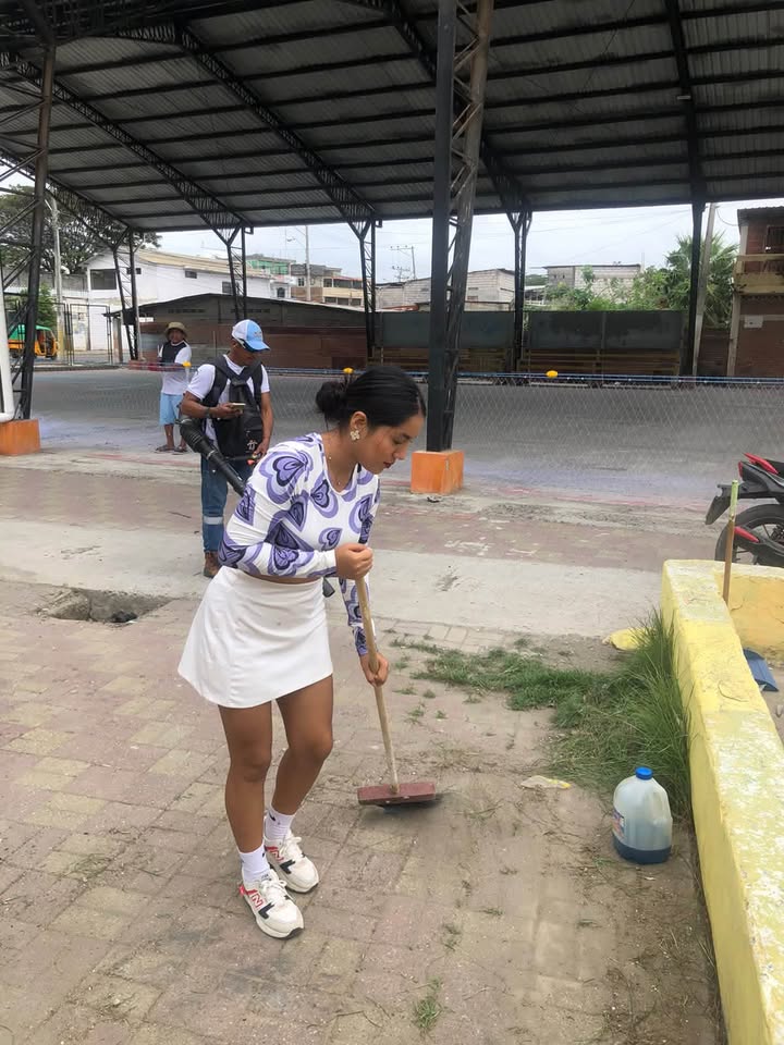 Reina de Posorja y personal municipal limpian el Coliseo 9 de Octubre