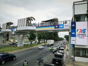 Dos pasos peatonales modernos abren en Vía a la Costa tras 20 años de espera