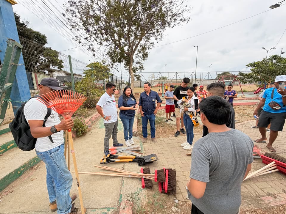 Minga comunitaria recupera el Parque 20 de Septiembre en Posorja con apoyo de fundaciones