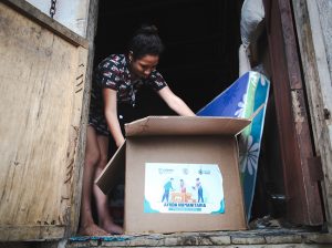 SEGURA EP entrega kits a 30 familias de Chongón tras las lluvias del viernes