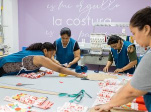 Ministra Tanca visitó talleres de Guayaquil para fortalecer apoyo a mujeres emprendedoras