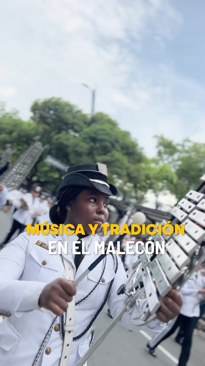 68 grupos llenaron de color Av. Loja y el Malecón por los 206 años de Guayaquil