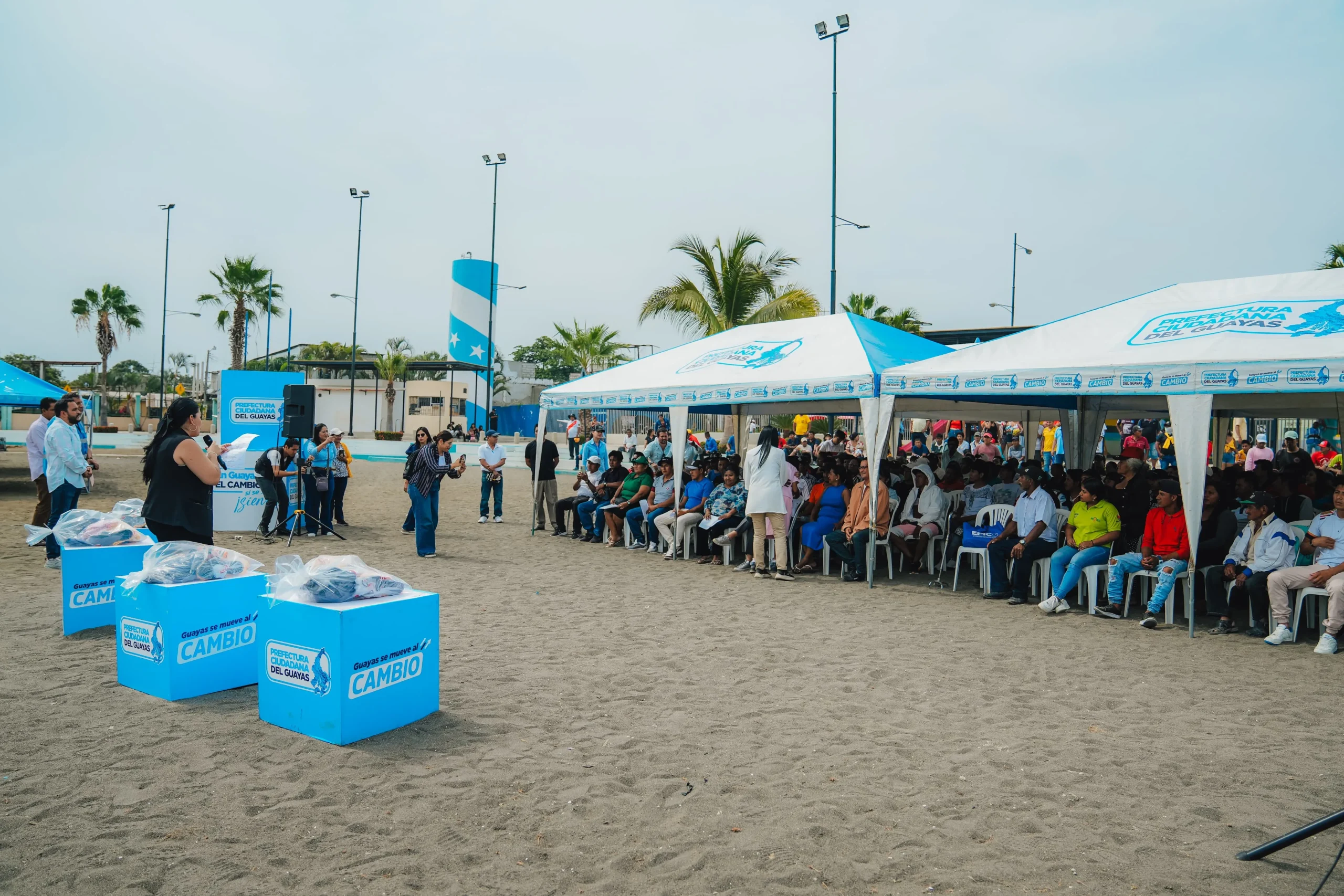 Prefectura del Guayas entrega 350 kits acuícolas a cangrejeros en el Guasmo