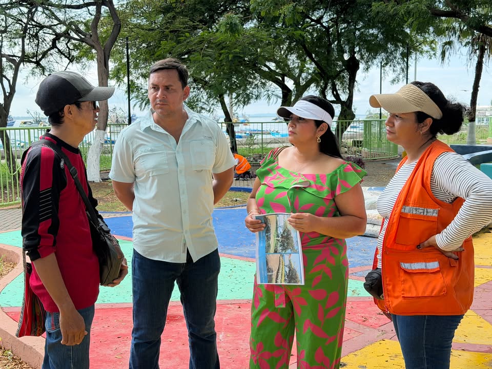 Jornada de siembra embellece el Parque Turístico de Posorja con 920 plantas