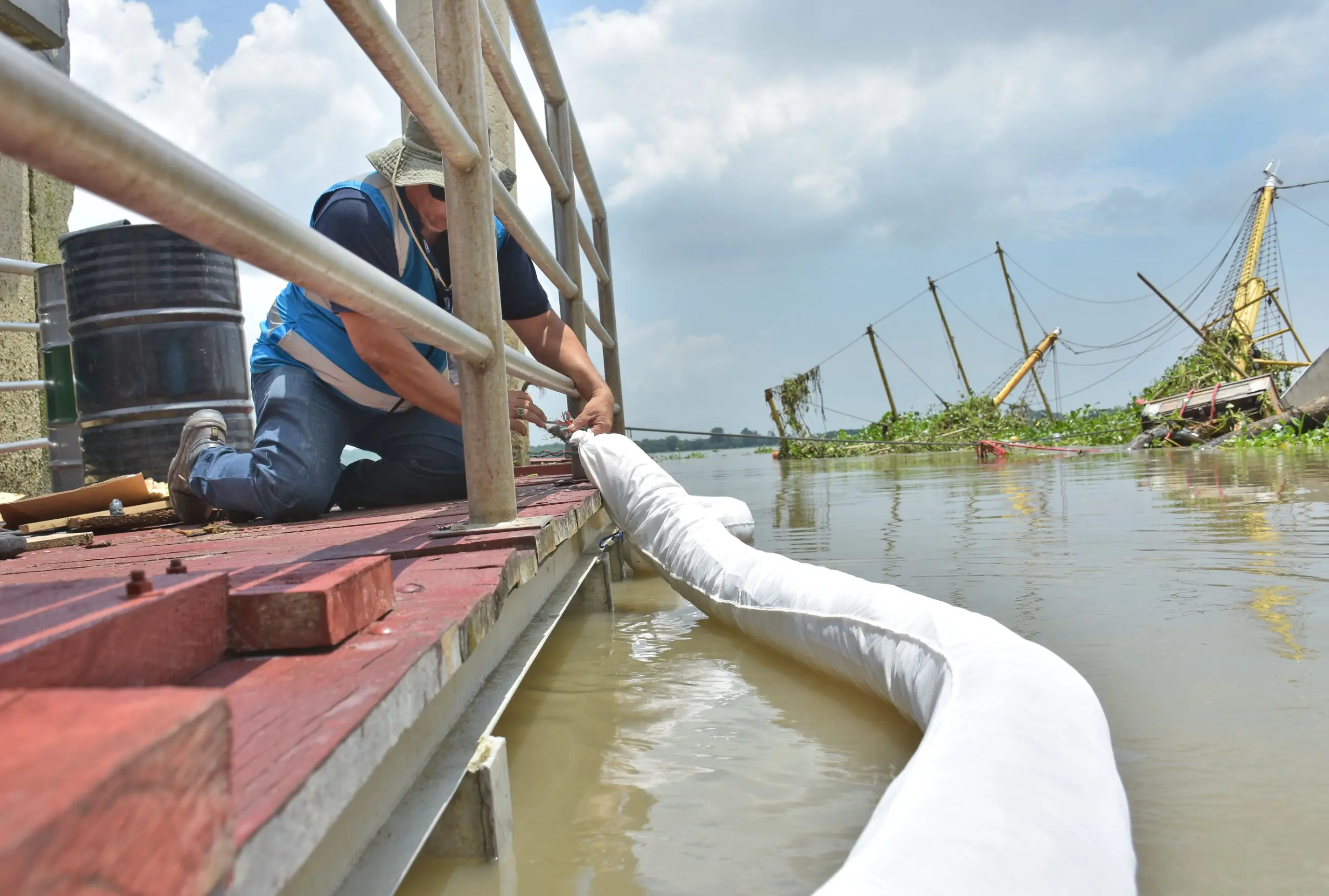Prefectura del Guayas despliega barreras contra el combustible del buque hundido