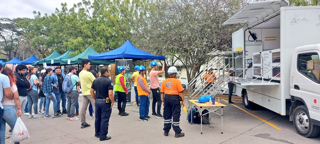 Riesgos Ecuatorianos capacitan a estudiantes en autoprotección sísmica en Guayaquil