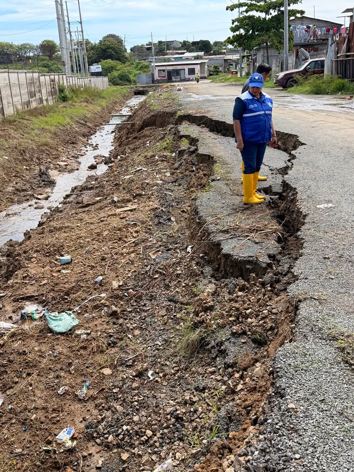 Socavón cierra tramo vial entre San José y 8 de Junio en Posorja por lluvias