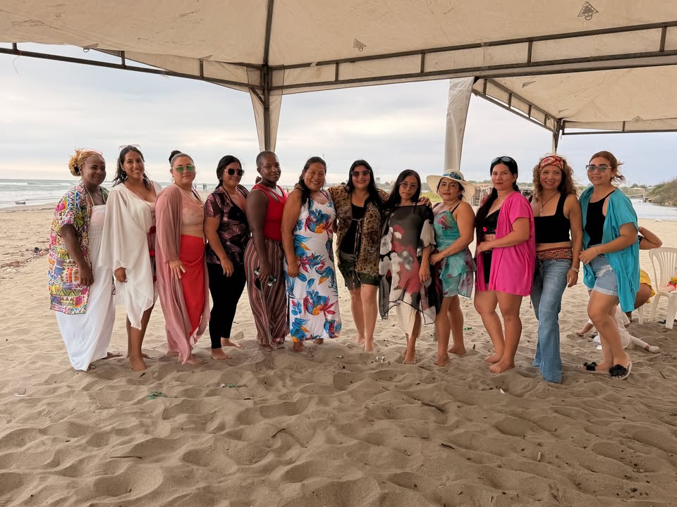 Mujeres de Posorja fortalecen su autoestima y emprendimiento con jornada en Playa El Encanto