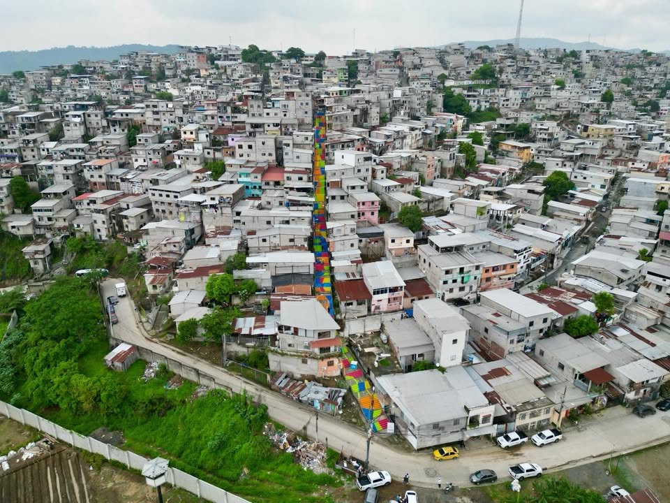 Jóvenes y Municipio recuperan escalinatas de Hijos del Suelo en Guayaquil