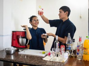 Emprendedores guayaquileños suman coctelería a su negocio tras capacitación