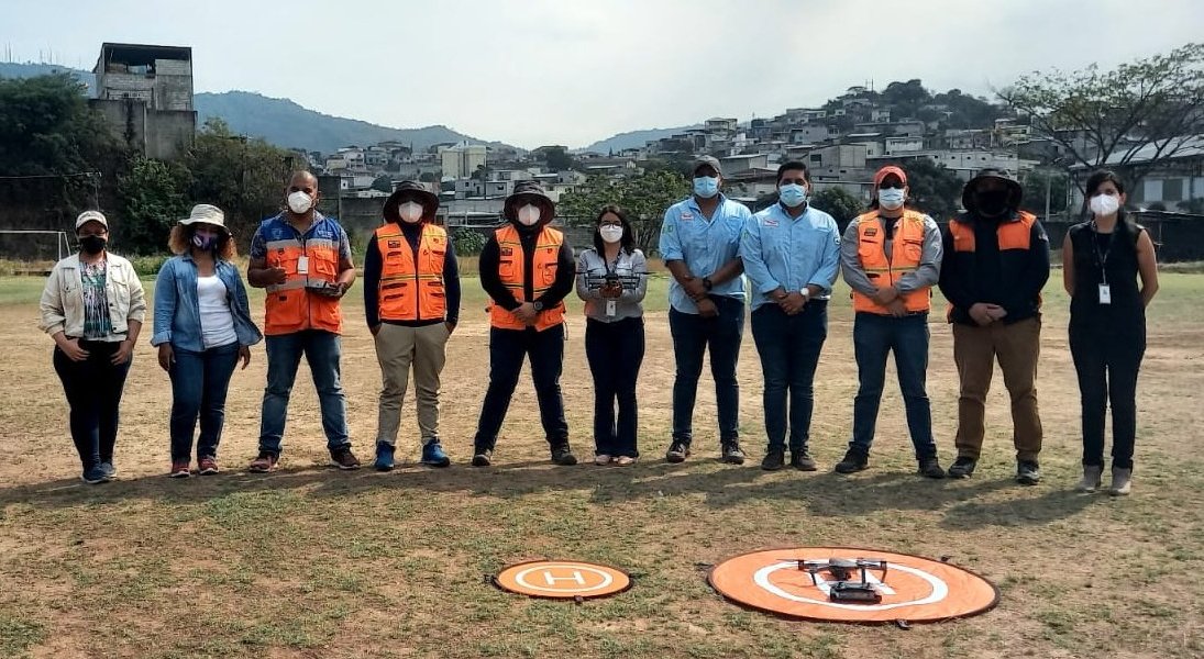 Técnicos guayaquileños se capacitan en pilotaje de drones para respuesta a emergencias
