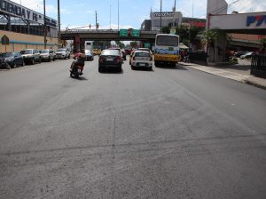 Obras Públicas retira el asfalto peligroso en Pradera 2 para evitar accidentes