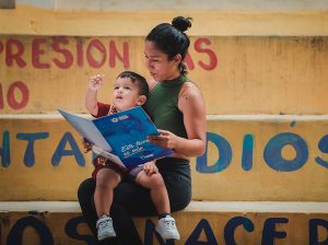 800 familias en Ciudad de Dios obtienen títulos de propiedad y promesas de agua potable