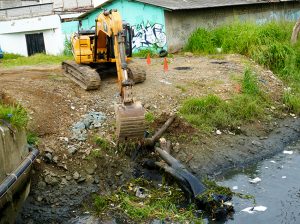 EMAPAG retira tronco gigante del Canal 37 para evitar inundaciones en Guayaquil