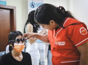 Más de 1.100 guayaquileños se revisaron la vista en el Bicentenario