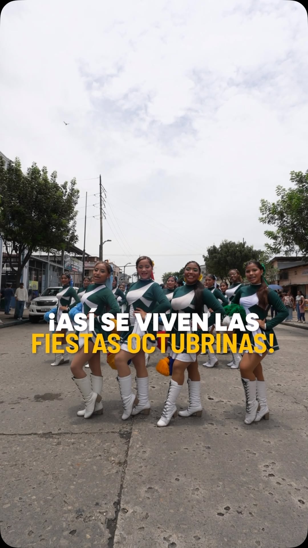Desfile por los 206 años de Guayaquil llena el Barrio Garay de música y civismo